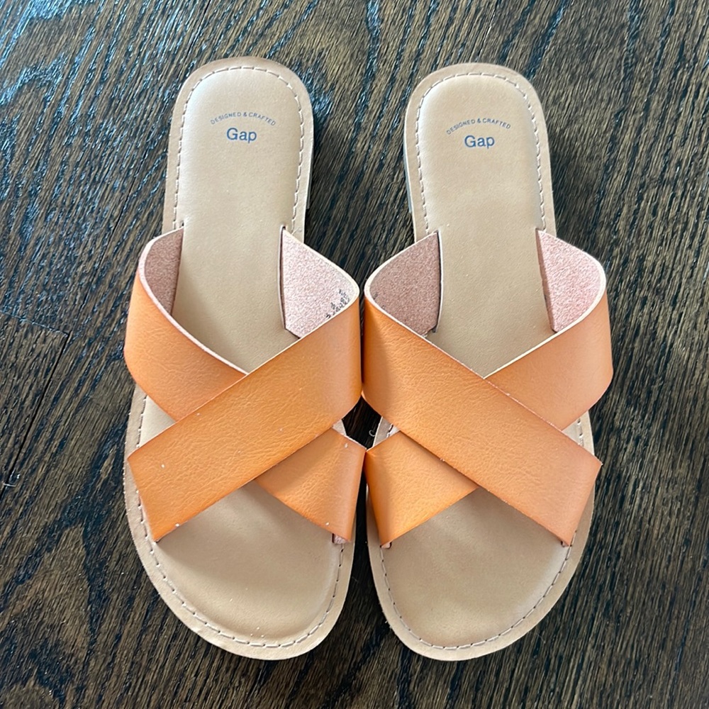 EUC Gap Criss Cross Leather Like Slide Cognac 8